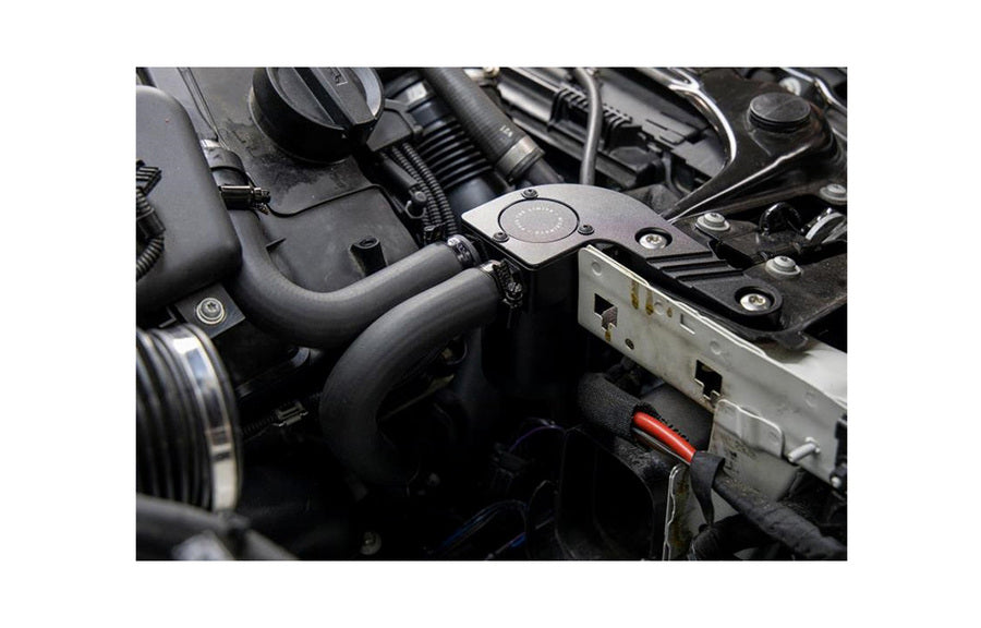 Mishimoto Baffled Oil Catch Can, Black, BMW S55 M2C/M3/M4 Artikelnummer: MMBCC-F80-15CBE